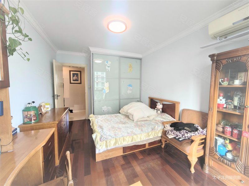 新出三房,有车位,价格好谈,新装修,拎包入住,位置好,诚意卖,虹桥馨苑