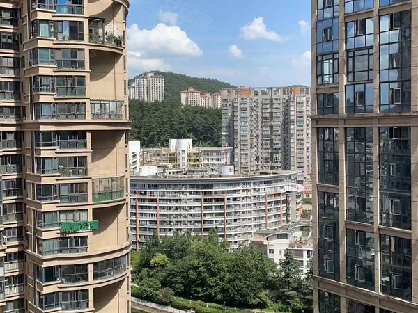 贵阳小河经开区黄河路龙湾国际(二期)4室 押一付三 3000元每月 龙湾