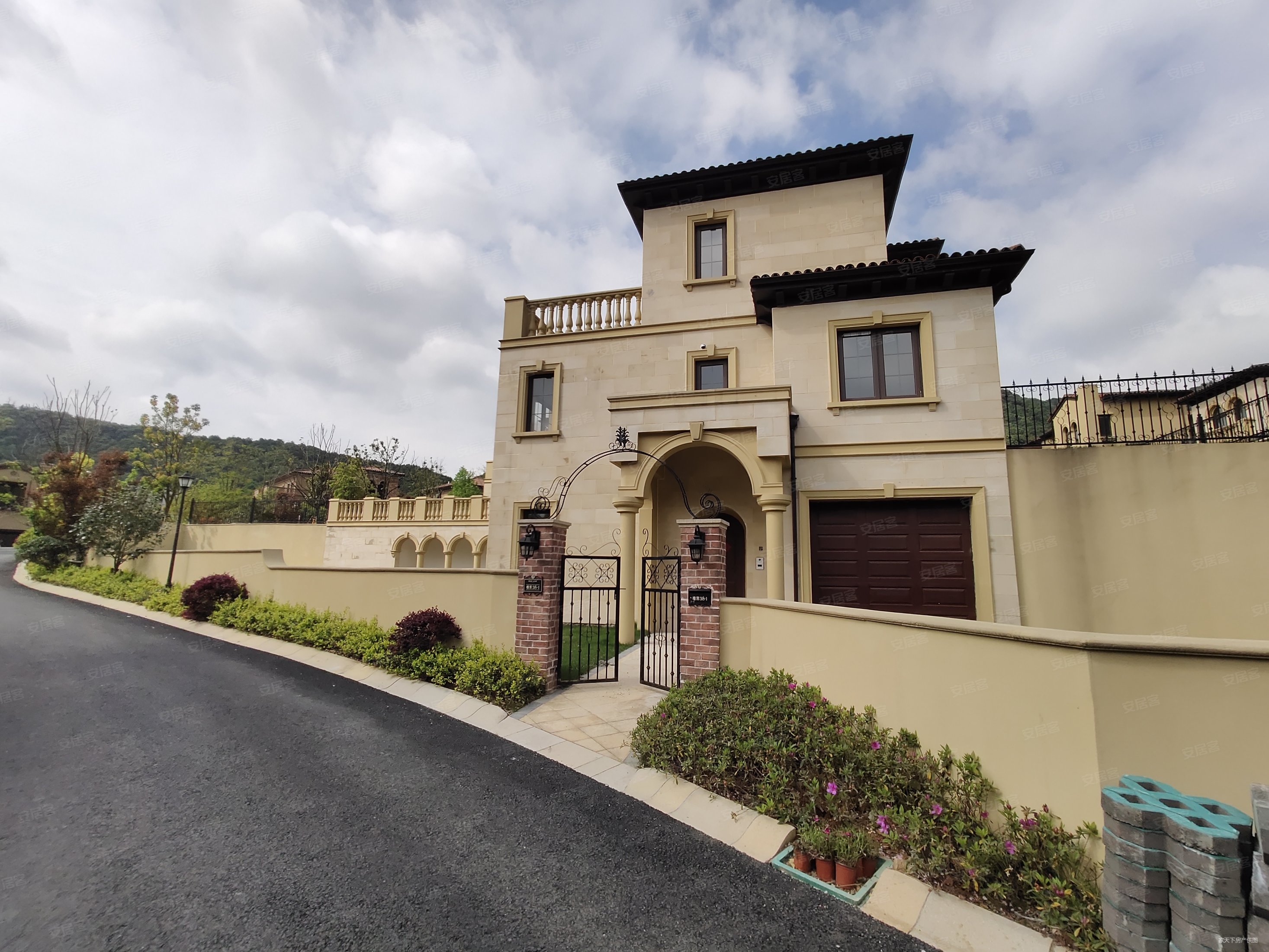 阳光城上林湖 类独栋 302方 南北通透 送地下室 花园