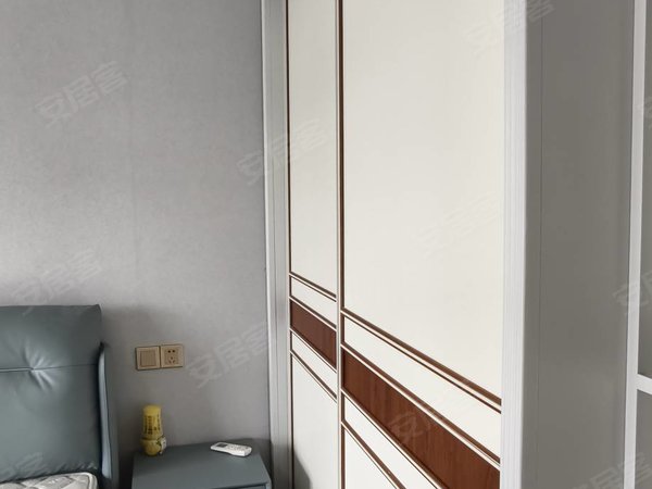 金华东阳横店南江壹号南江一号精装修2房，诚心租4000一个月 带车位，好停车出租房源真实图片