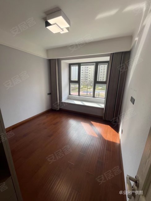 江海都会精装修三室一卫前面无遮挡采光全天