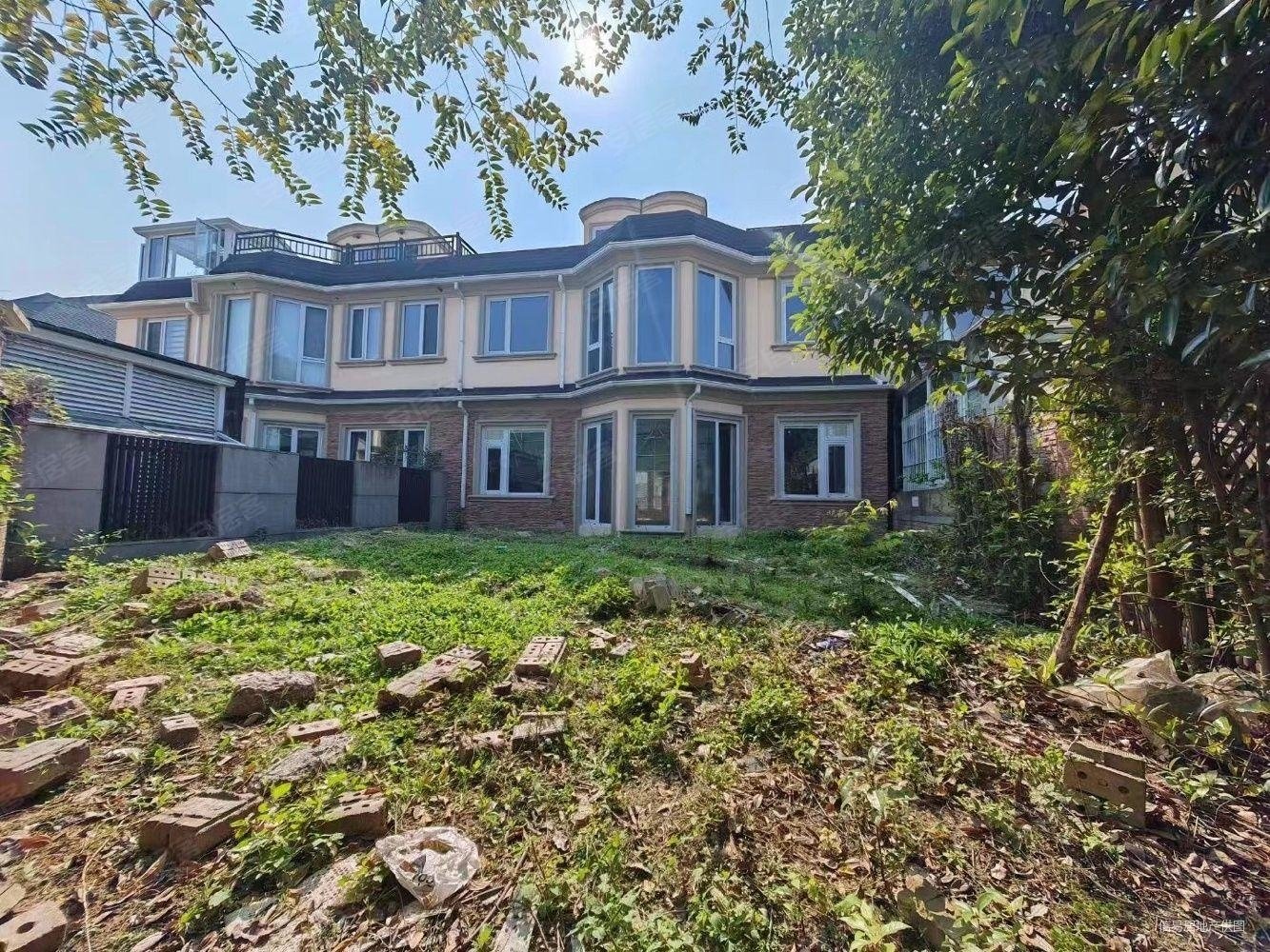 金湖壹号,地上2层,南北双花园金湖边上的别墅,刚好合适