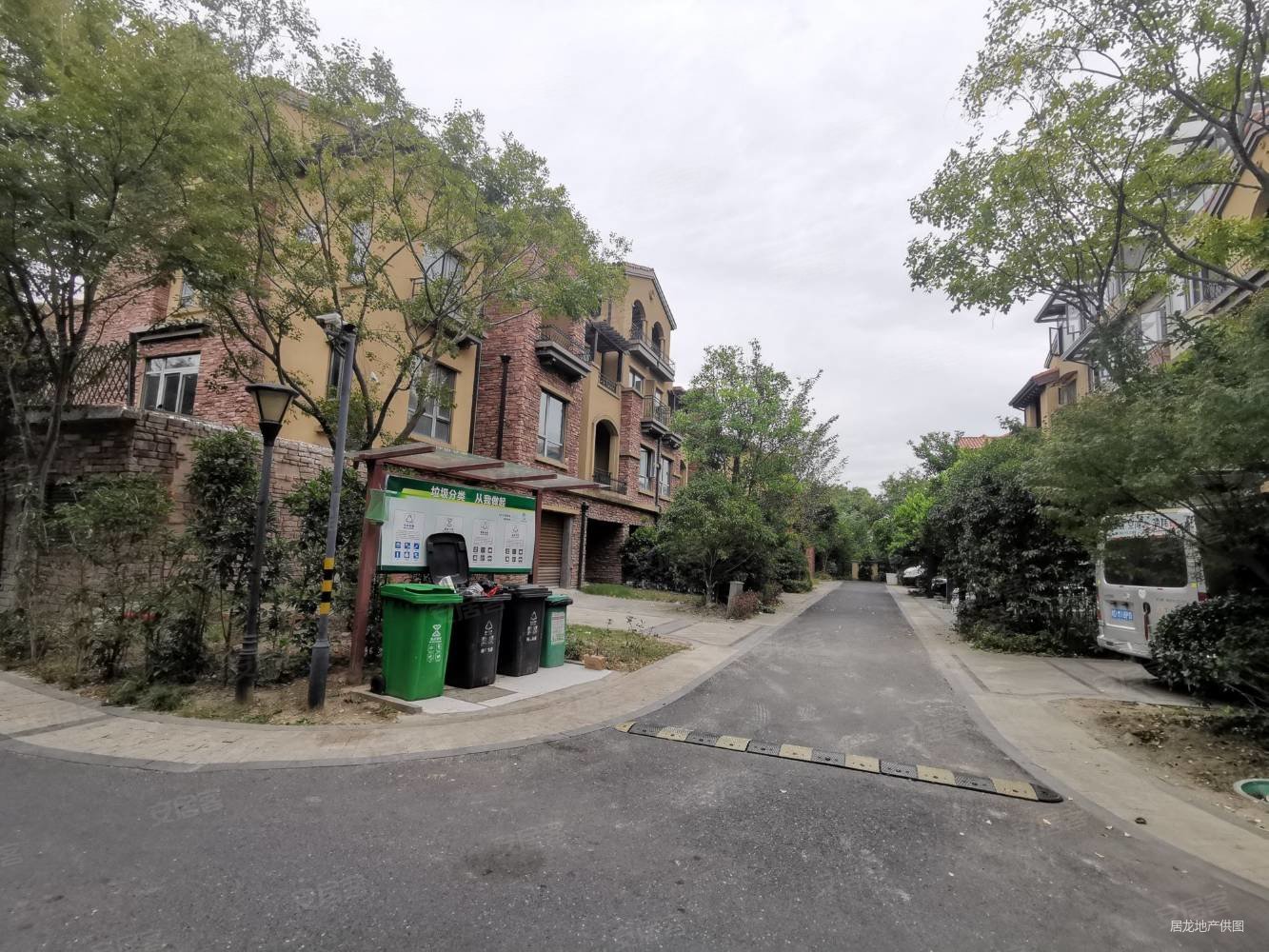 望府西鉴园排屋东边套送四个车位降价出售花园约200多平