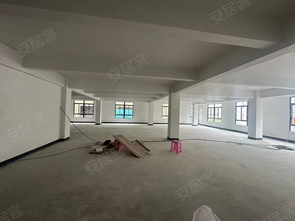 汕头龙湖新溪镇西南村自建房新溪下九合路边整栋,可分租,每层350平,有电梯,停车方便出租房源真实图片