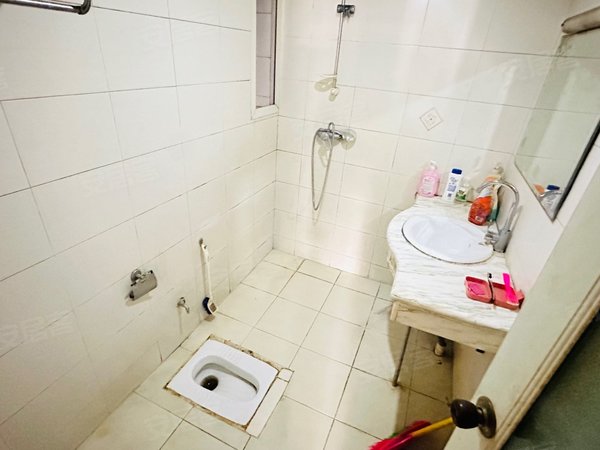 五里店租房,江北五红路非中介押一付一特价房低价出租带厕所很安静