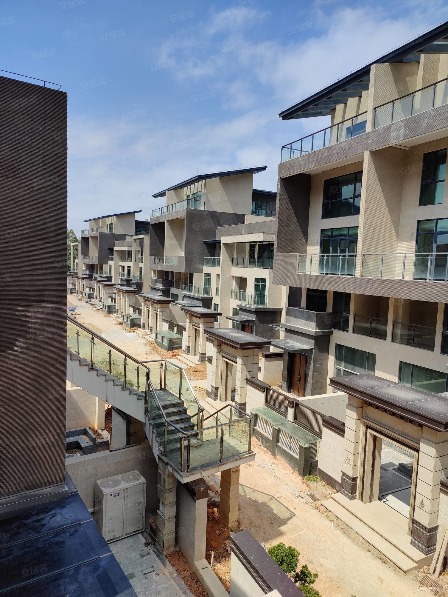 直售香山湖公园附近独门独户别墅精装带电梯前后小院