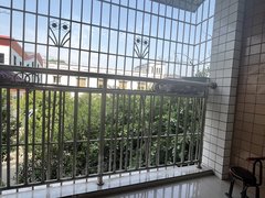 仁寿仁寿大道天府国际车博城有小区居住安静，前后两个生活阳台！可以停车非常方便！出租房源真实图片