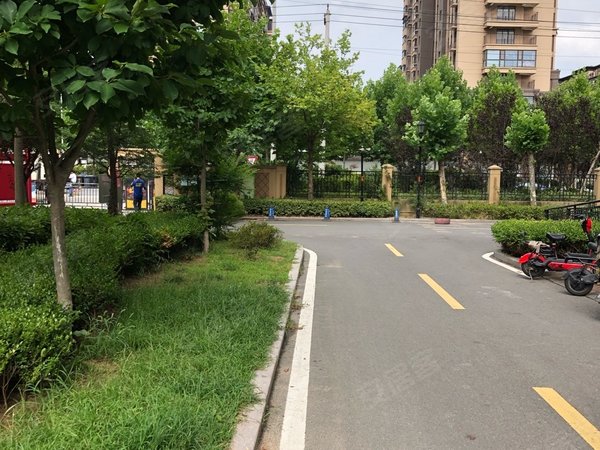 青岛黄岛隐珠胶南清华园胶南清华园小区,好楼层,小区环境好,交通便利