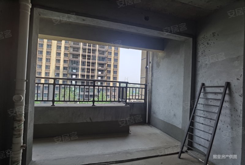 新上绿都旁带车位凌波苑公务员小区大四室送大阳台急售