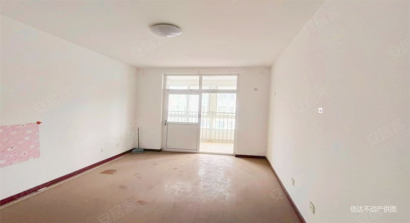 新出 龙山小区 8年房龄 地暖 中间楼层 单价4600