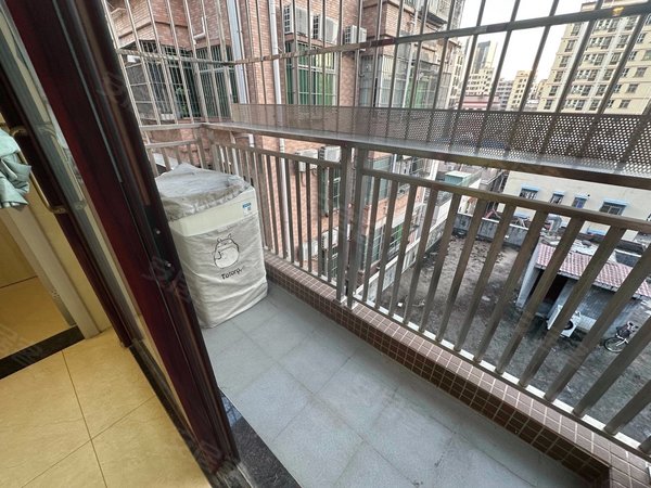 深圳宝安港隆城新乐村整租 精装一房带阳台 配套齐全 公交直达南山