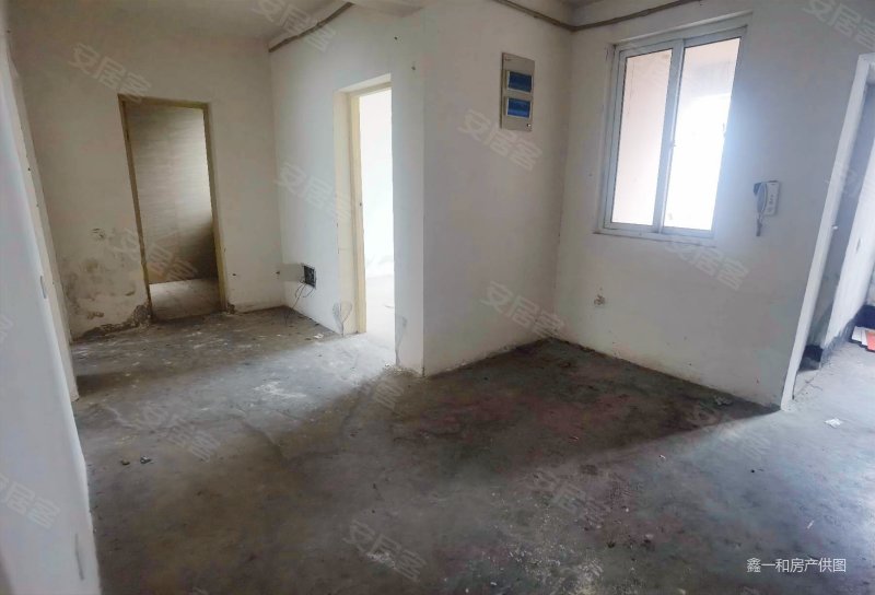 新浦花园电梯房三房朝南纯毛坯诚心出售