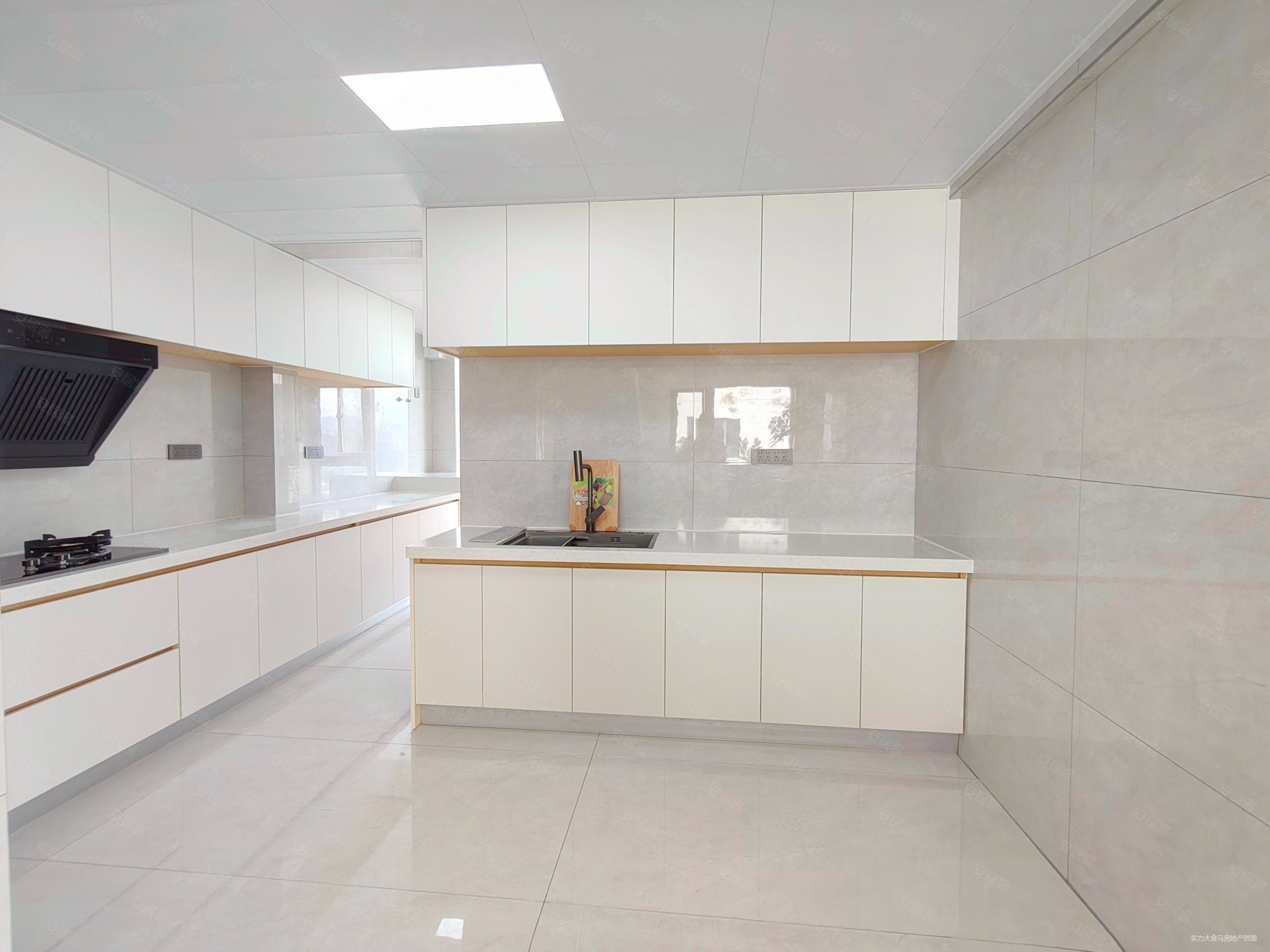 昆华苑浅山逸城6室3厅4卫237㎡南北136万