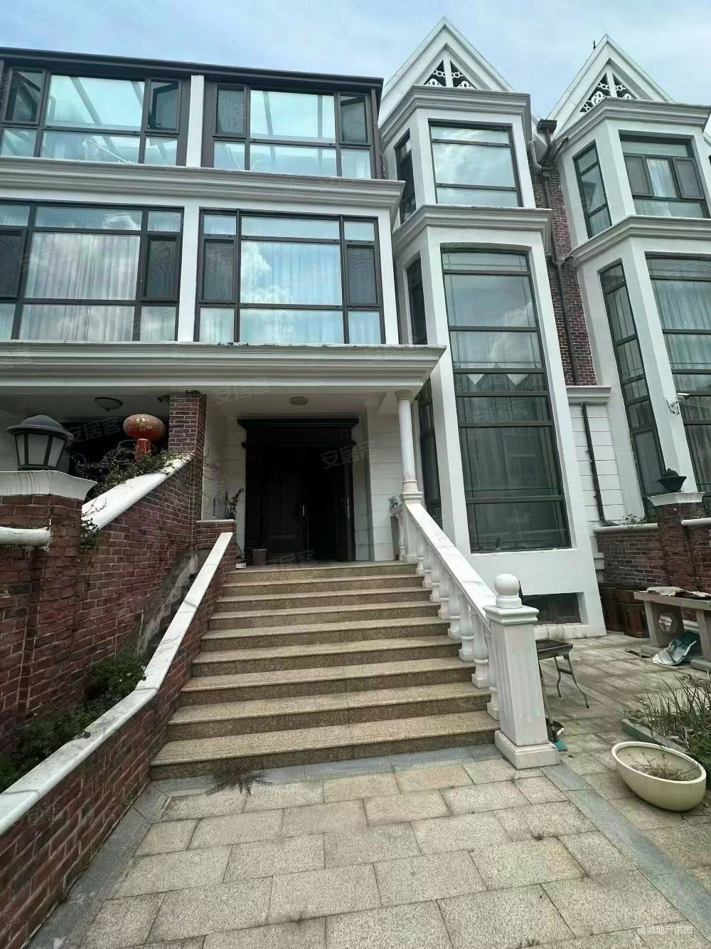 900万内可谈,鼎峰英伦花园二手房,900万,6室3厅,3卫,349平米