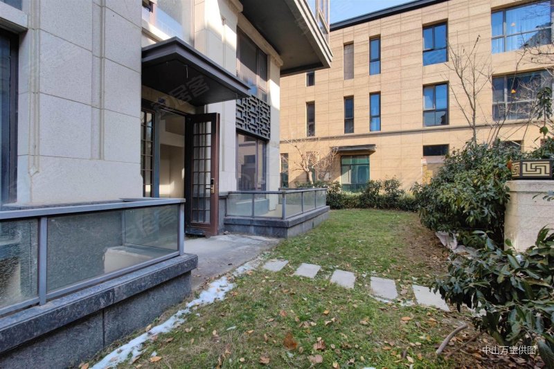 蓝光雍锦园5室2厅2卫261.42㎡南北438万