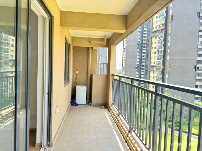 凤凰城二期新小区精装四室 精装修 带车位 老证 随时看房,东风凤凰城