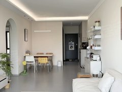 临海古城崇和门广场银泰旁精装修三室，先到先得，拎包入住，随时可看。出租房源真实图片