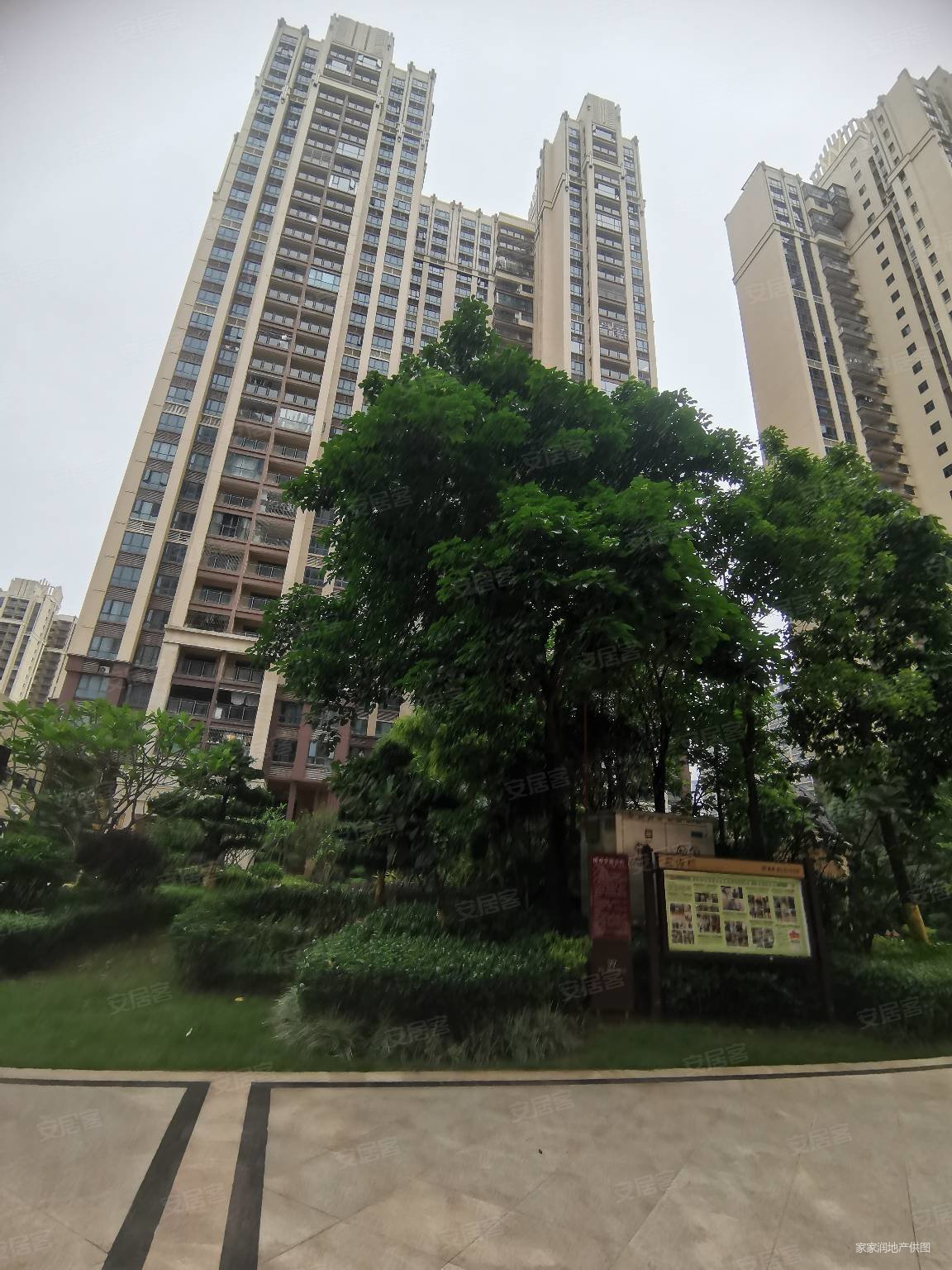 鑫洲湖心岛1号4室2厅2卫137.4㎡南188万