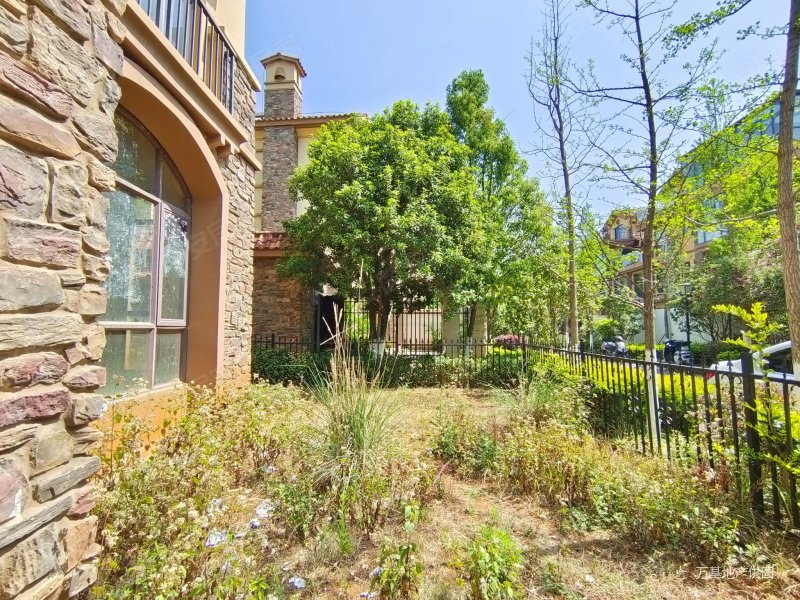 万和300平花园端户别墅客厅中空带露台使用600多急售