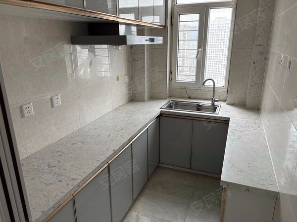 大连高新园区凌水坦城高新万达，理工西门，海事，恒瑞坦城，装修两室一厅出租房源真实图片