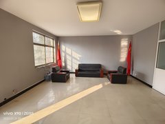 枣庄峄城峄城城区生态园别墅区,带近一亩地的院子,适合居家自住,婚纱摄影出租房源真实图片