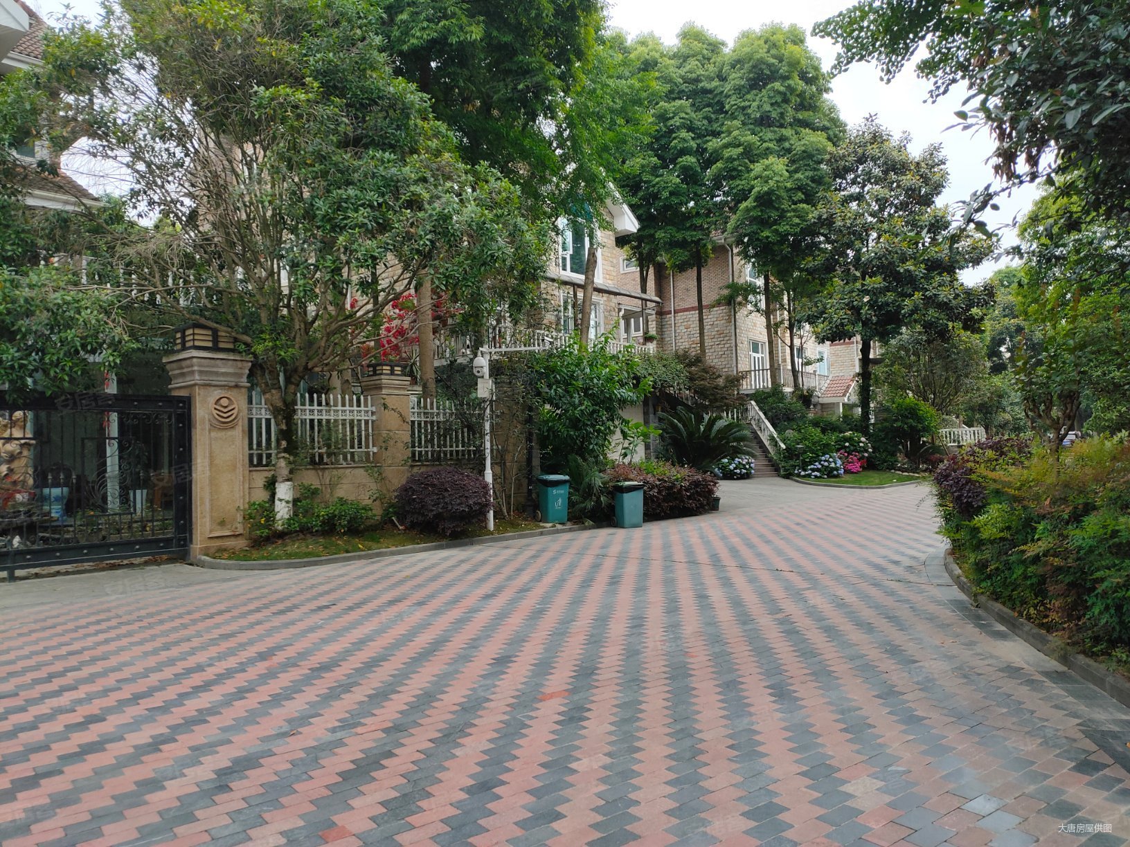 成都房产网>成都二手房>双流二手房>牧马山二手房>维也纳森林别墅>