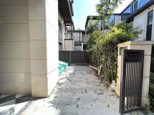 上海松江泗泾新城上坤樾山半岛纯别墅小区 地上三层 地下一层 南北双