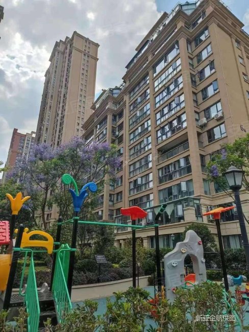 安宁   校旁一梯一户中梁华府130平4房2卫带家具家电