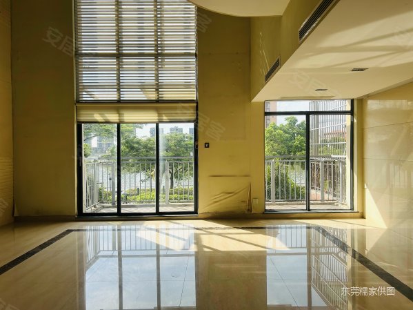 沿海丽水佳园(别墅) 低密度社区 正南朝向 满五 双卫