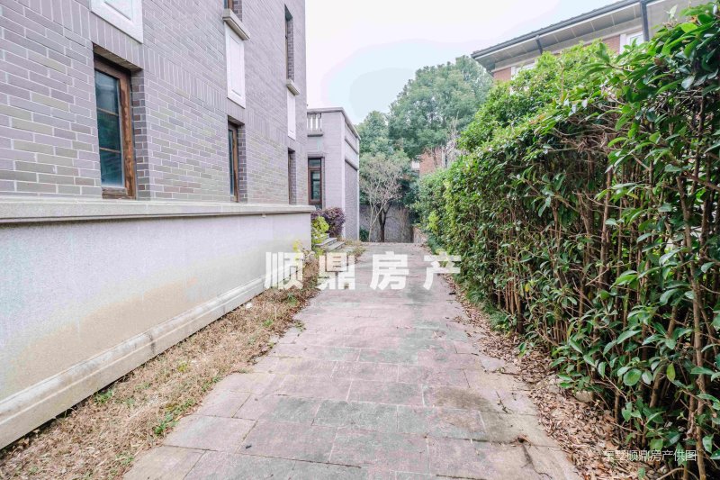 双拼别墅 纯毛坯,钟山美庐二手房,1750万,6室3厅,6卫,395平米-南京