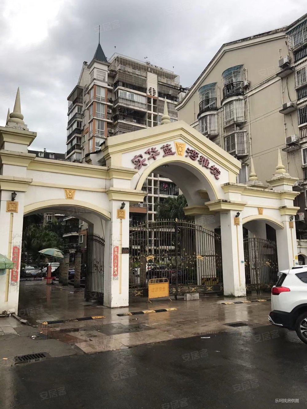 实华蓝湾雅境电梯3房,带错层入户花园.三房并排朝南.满两年