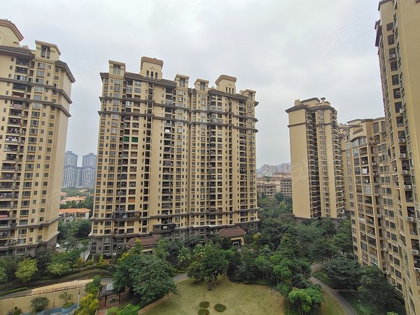 广州增城广园东翡翠绿洲湖翠苑翡翠绿洲湖翠苑 3室2厅2卫 3300.