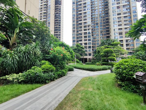 深圳宝安塘尾华强城(一二期)11号塘尾站 精装修3房 业主诚心出租好