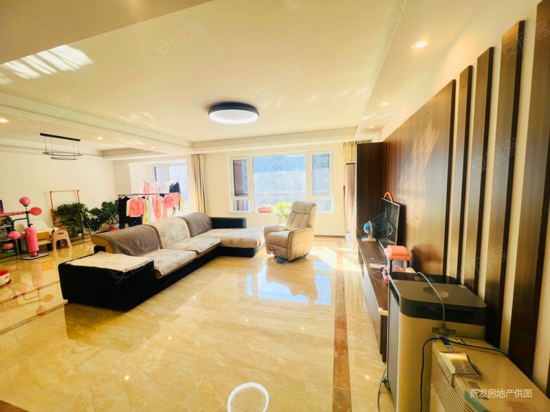 净月电梯洋房万科班芙花园82米开间地板环保无甲醛