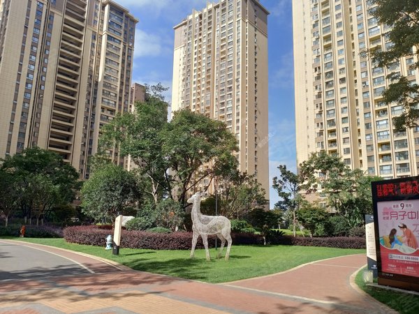 昆明官渡官南大道蓝光水岸公园巫家坝 邦盛茶城对面 蓝光水岸公园带