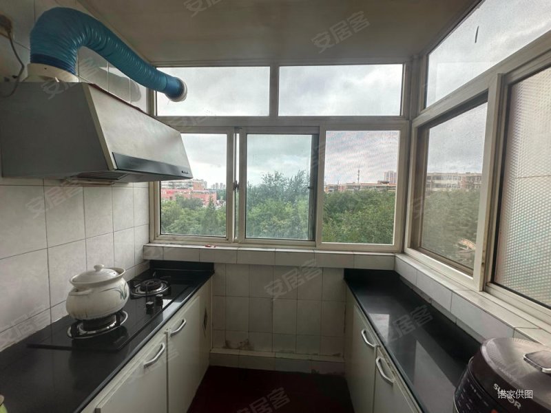 滨河新苑近医院南向采光好高楼层采光充足满五