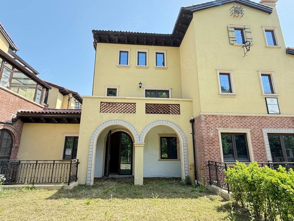 联排托斯卡纳风格 地上3层地下一层