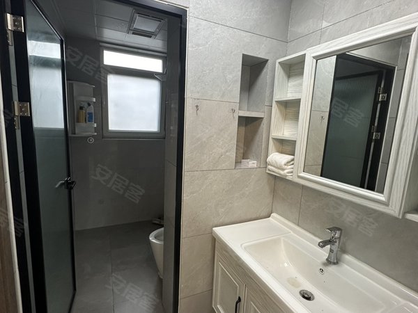日照东港新市区安泰名筑安泰名筑豪装三室 带车位 家具家电齐全 拎包入住随时看房。出租房源真实图片