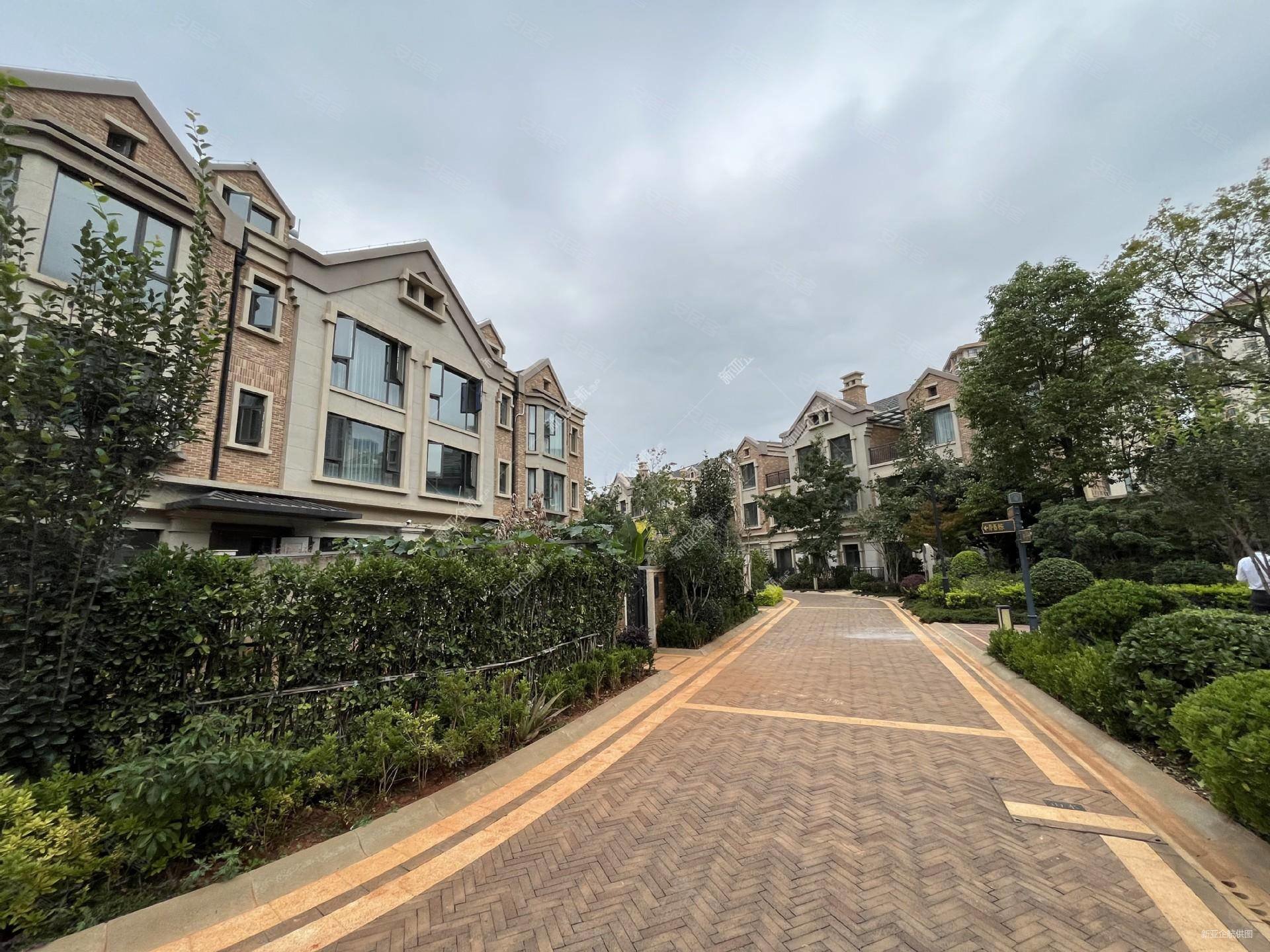 旁 都铎城邦6号院 烟波莫叹重湖远 桑梓仍将别墅邻,官房都铎城邦(6-7