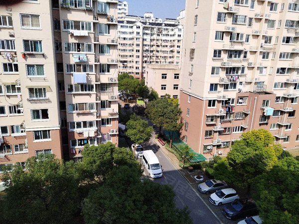 上海闵行浦江永康城锦宏苑房屋整洁干净,设施齐全,距离万达广场50米