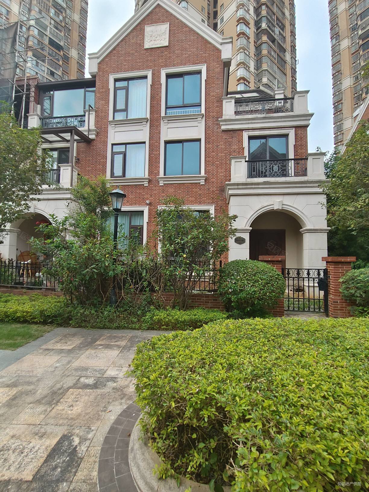 378万龙胤花园三期联排别墅,使用面积450平,前后带花园,龙胤花园