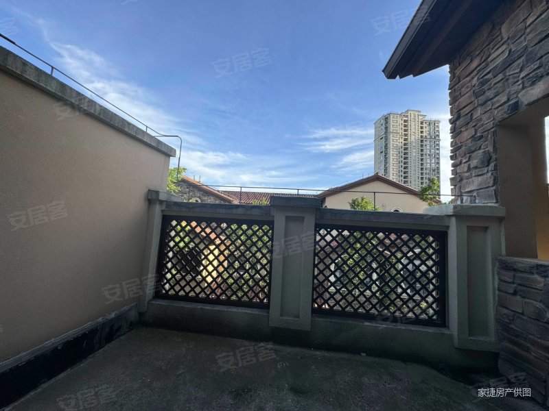 尹山湖欧式联排别墅 常青藤花园 小区环境优美