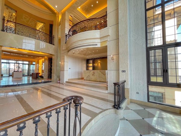 太原小店滨河东路星河湾2号园空中别墅!