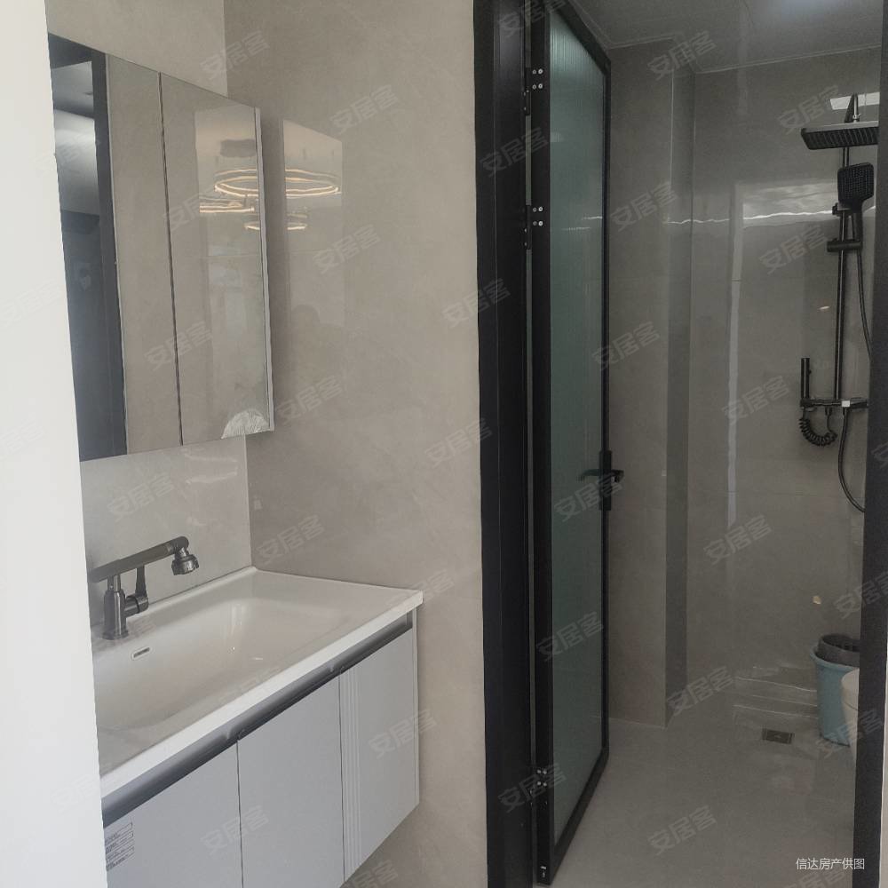 御湖原著3室2厅2卫131㎡南北108万