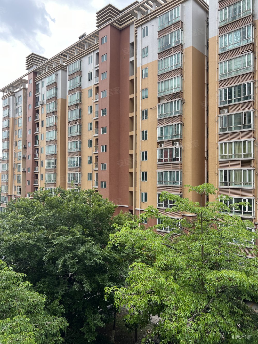 东润华庭 入住率高,绿化面积大.