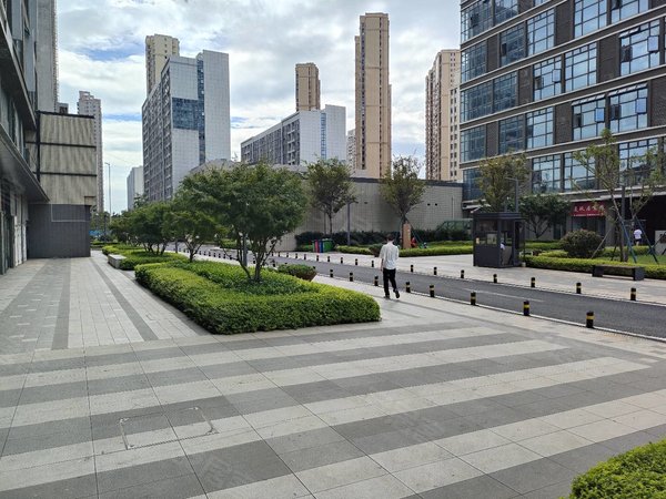 南昌新建望城海伦广场(商住楼)海伦广场楼下地铁口,楼道干净,近南昌