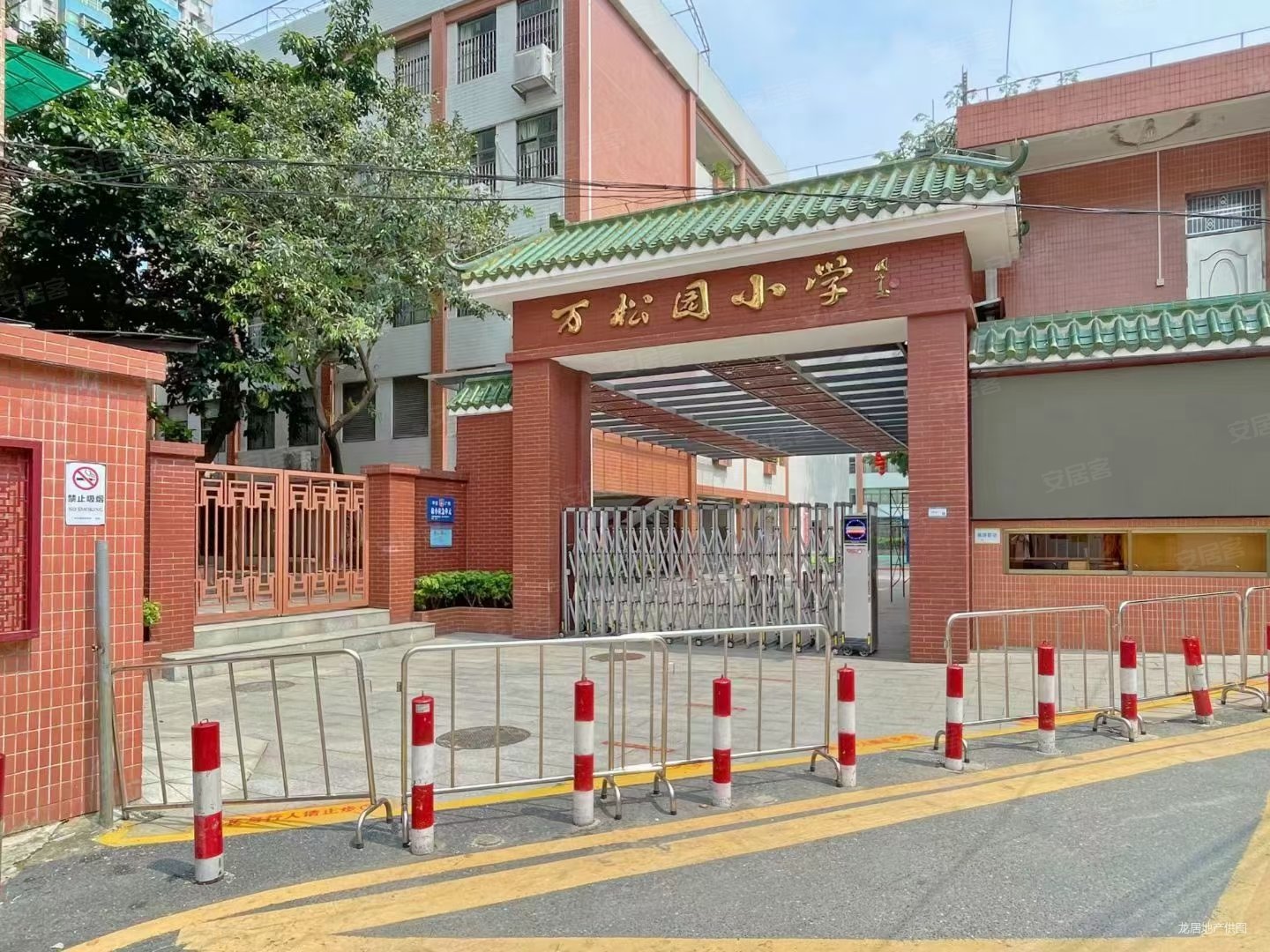 近地铁 双卫格局 精装可拎包入住 交通便捷 产权清晰 小三居,聚龙新街