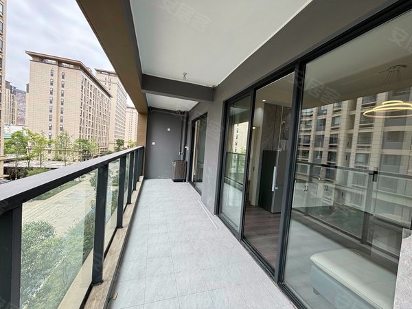 昆明五华泛亚科技新区融创君庭云邸一室一厅带阳台采光好 押一付一 近