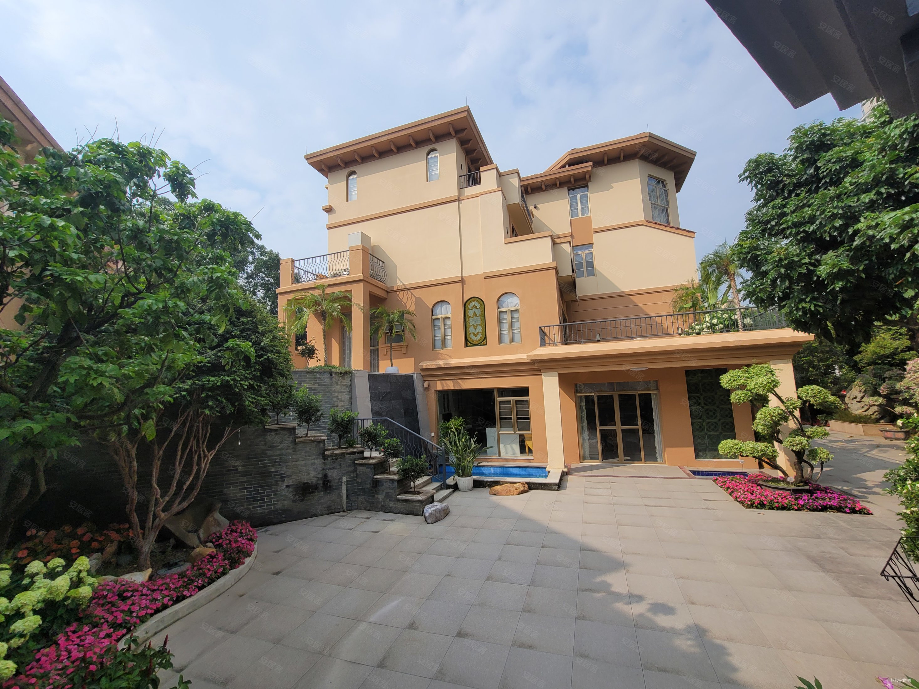 御景峰半山独栋别墅全新装修花园超600平诚心出售