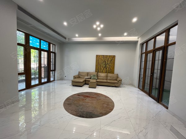 深圳龙华民治莱蒙水榭山水榭山别墅,清爽装修,整洁干净,价格可谈.